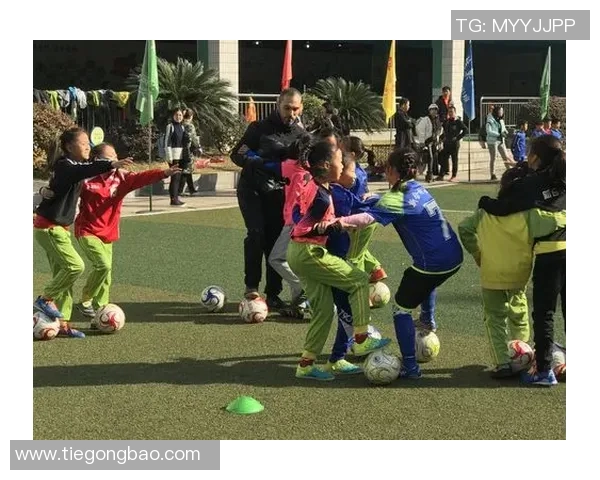 足球明星与普通人亲密互动的真实瞬间展现生活中的接地气魅力 足球明星与普通人亲密互动的真实瞬间展现生活中的接地气魅力